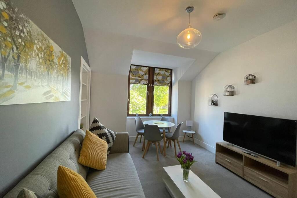 No 10 Immaculate City Centre, Top Floor 2 Bed Flat With Free Parking อินเวอร์เนส ภายนอก รูปภาพ