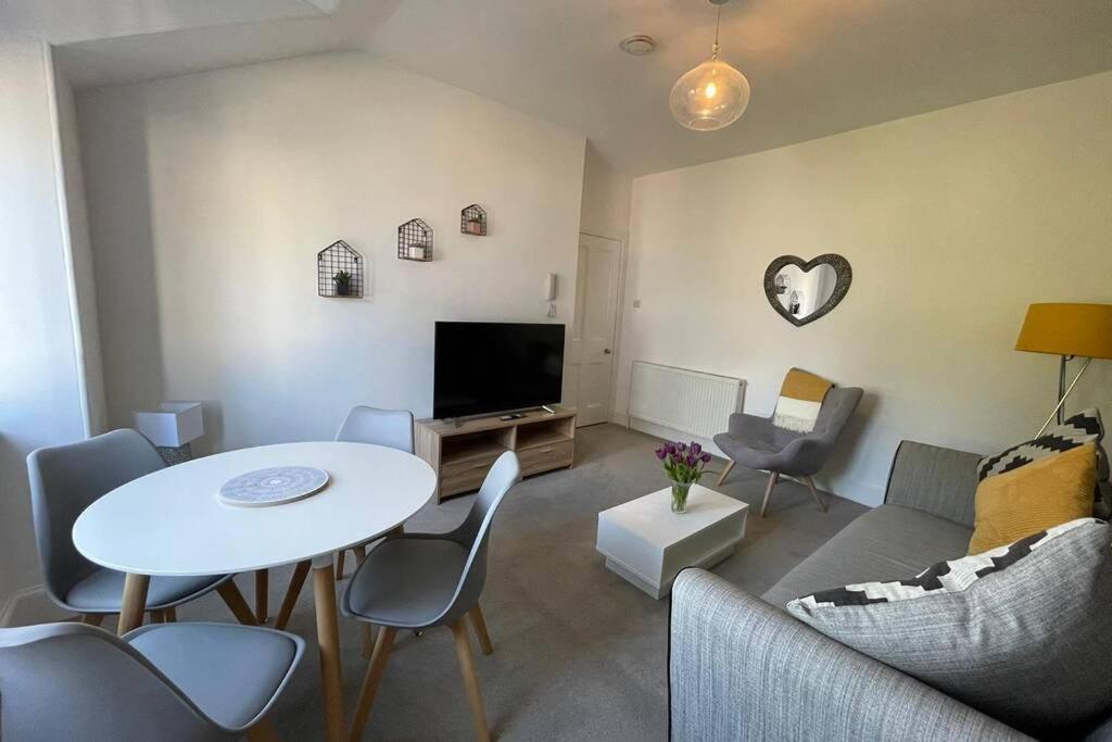 No 10 Immaculate City Centre, Top Floor 2 Bed Flat With Free Parking อินเวอร์เนส ภายนอก รูปภาพ